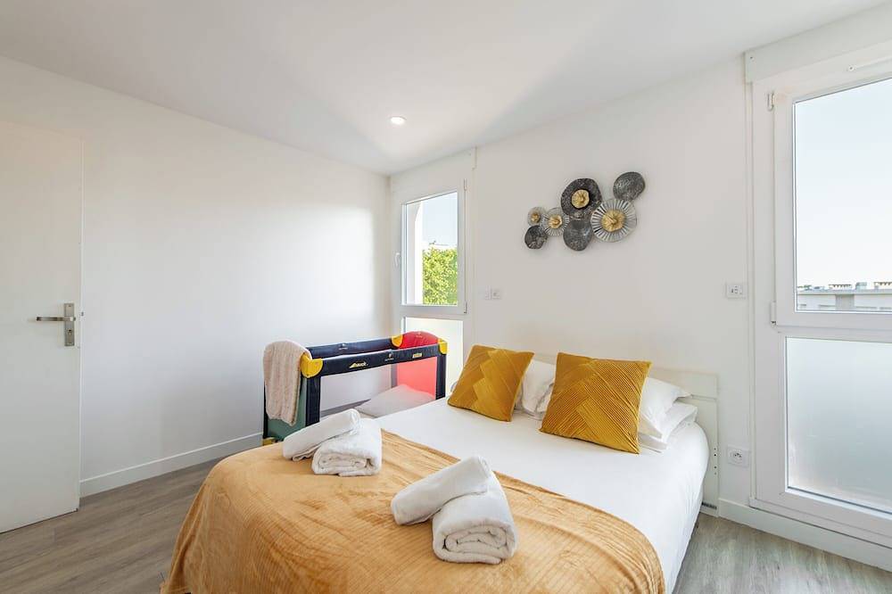 Ganze Wohnung, Rare! Large 4-bedroom apt. I Disney & Paris 30 min I Near Metro & Free Parking in Créteil, Val-de-Marne