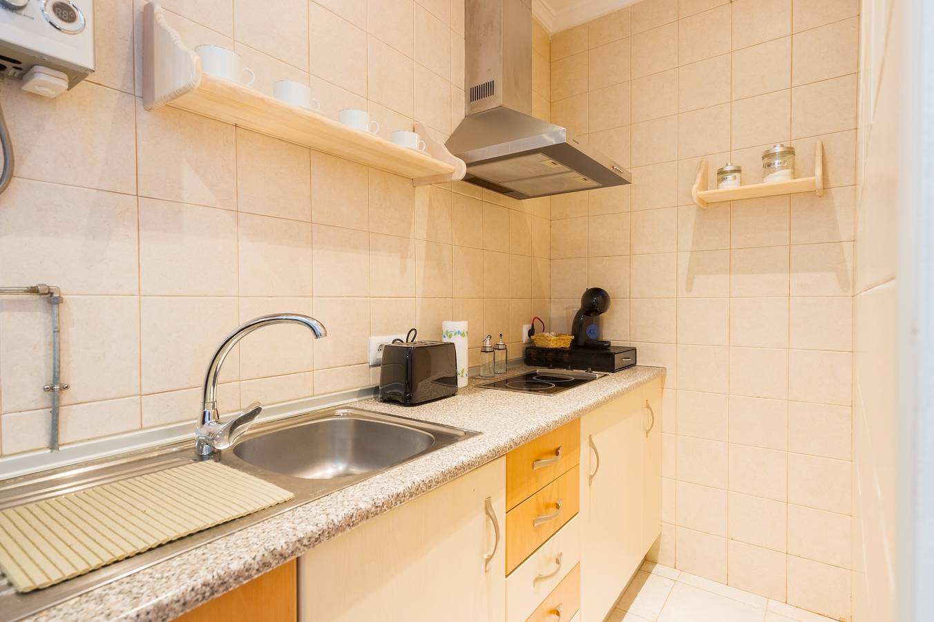 Apartamento entero, Apartamento 'Giraldilla' con jardín compartido, Wi-Fi y aire acondicionado in Carmona , Provincia de Sevilla