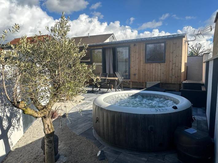 Gîte pour 3 personnes, avec terrasse et jacuzzi à Gray