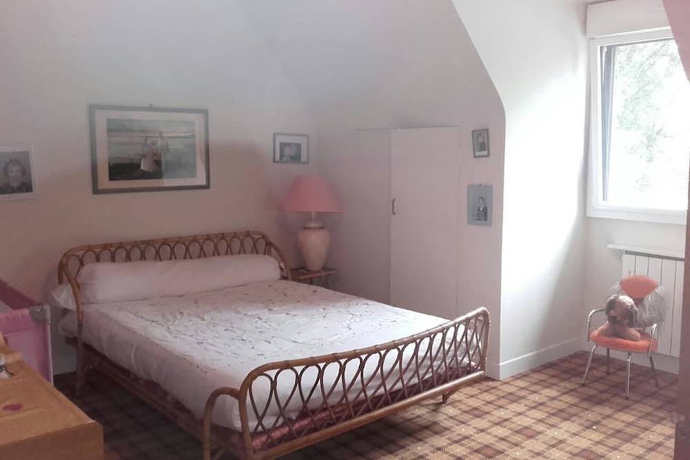 Spacious country house in large, secure, enclosed garden. in Sulniac, Parque natural regional del Golfo de Morbihan