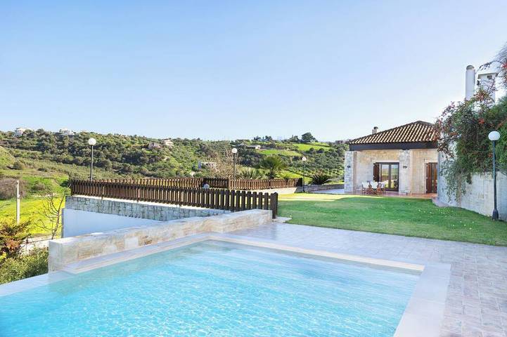 Villa for 6 people, with garden in Heraklion