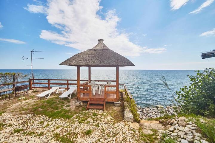 Location de vacances pour 4 personnes, avec piscine ainsi que vue et terrasse en Ukraine