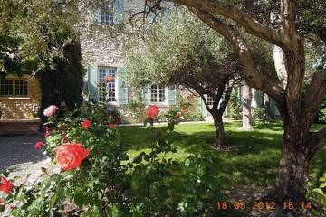 Gîte pour 4 personnes, avec terrasse ainsi que piscine et jardin à Tavel