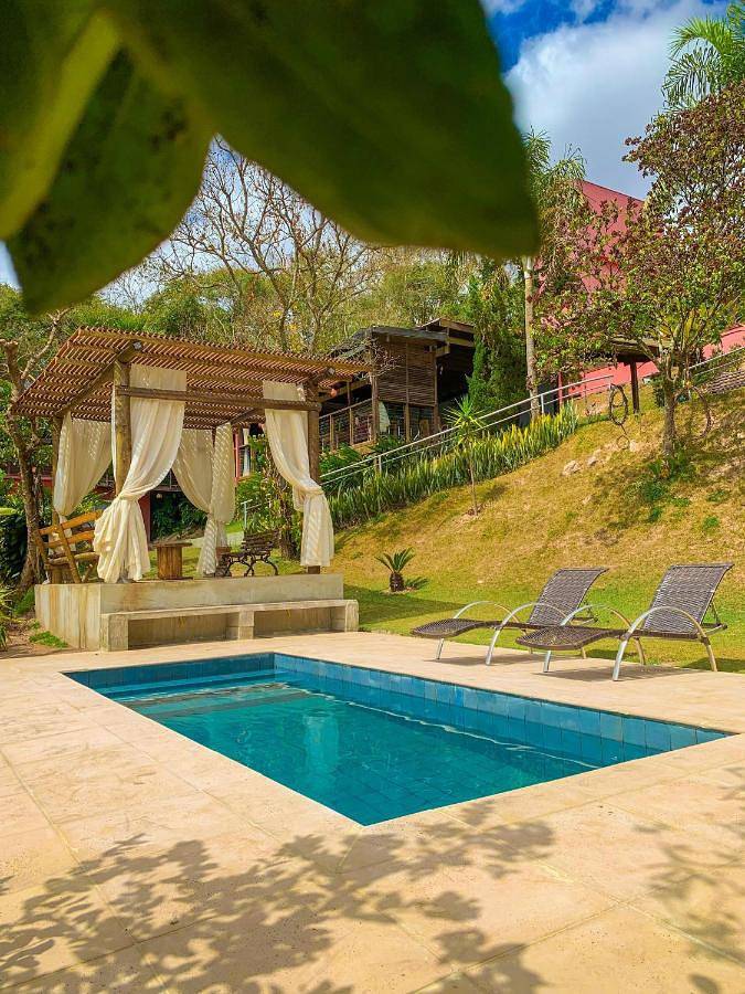 Pousadas para 3 pessoas, com vista e piscina e ainda jardim em Brumadinho