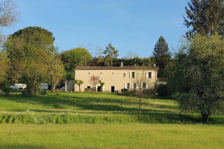 Location de vacances pour 6 personnes, avec Jacuzzi ainsi que Terrasse et Jardin à Bazas