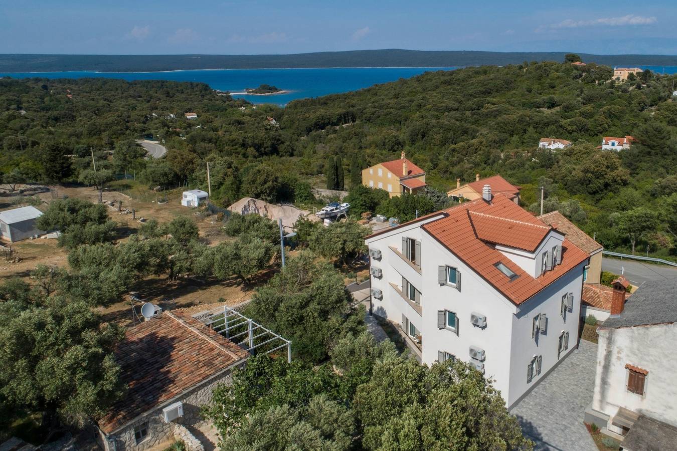Ganze Wohnung, 2-Zimmer-Ferienwohnung mit Terrasse und Meerblick Sveti Jakov (Losinj) A-24153-a in Cunski, Kvarner Inseln