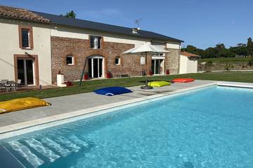 Gîte pour 15 personnes, avec jardin et jacuzzi à Sainte-Foy-d'Aigrefeuille
