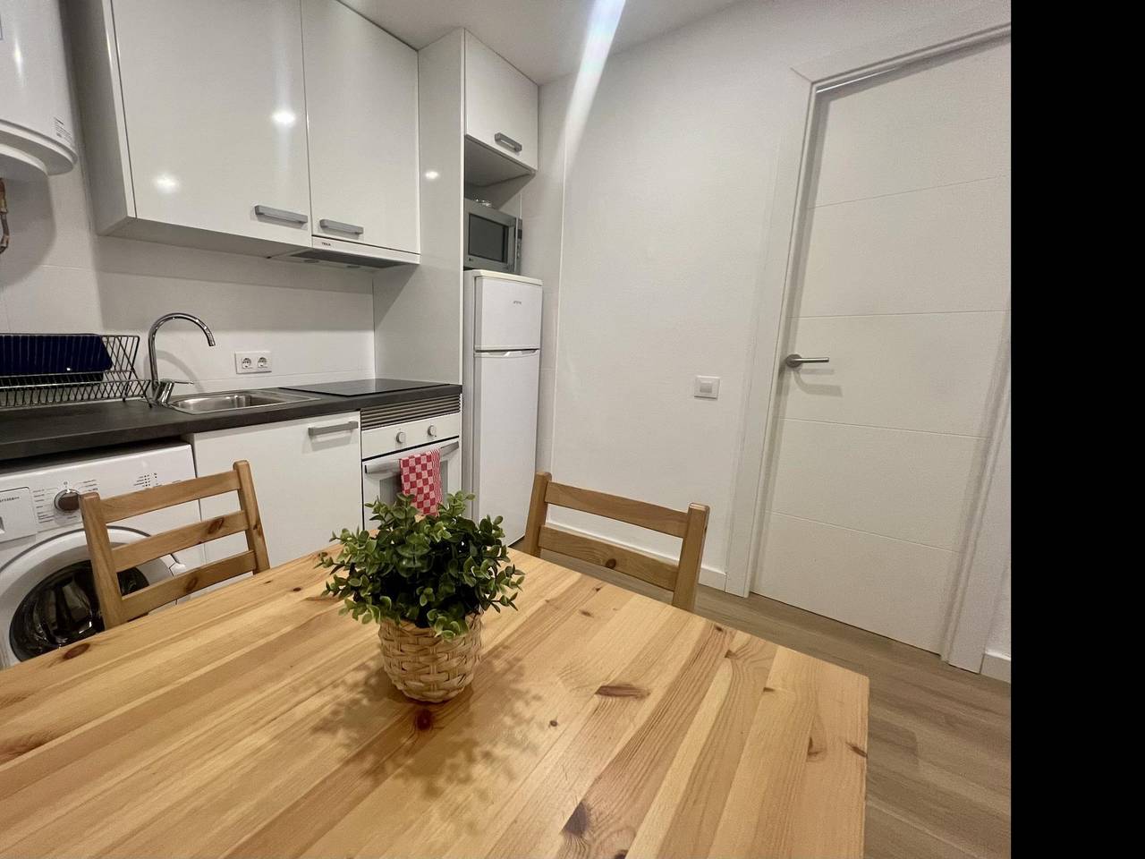 Ganze Ferienwohnung, Modernes Apartment mit AC, WiFi & Küche 400m vom Stadtzentrum entfernt in Hospitalet de Llobregat, l'Hospitalet de Llobregat