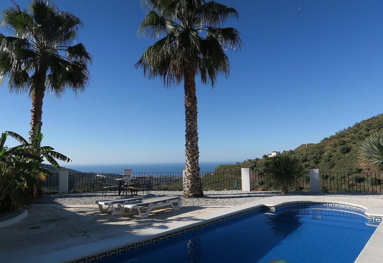 Superbe villa proche Velez-Malaga, avec vue mer, piscine, climatisation et Wi-Fi. in Arenas, Province De Málaga