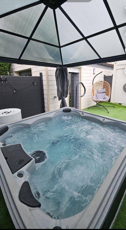 Hébergement privée Jaccuzzi en supplément in Saint-Clair-du-Rhône, Région de Vienne