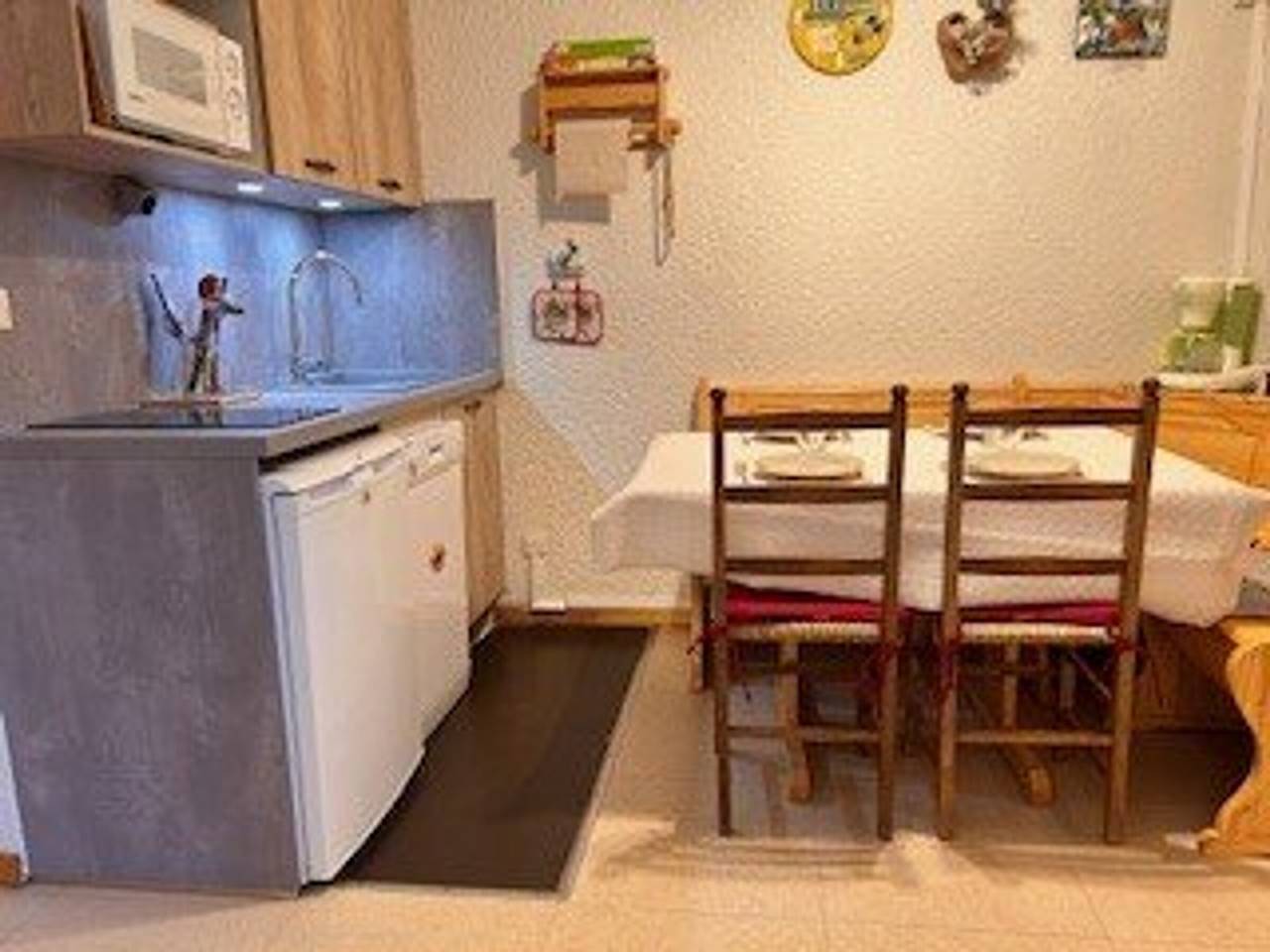 Geheel appartement, Cozy Studio for 4, Near Shops & Slopes, South-Facing Balcony, Ski Locker, Optional Wifi & Parking in Station de Risoul, Risoul
