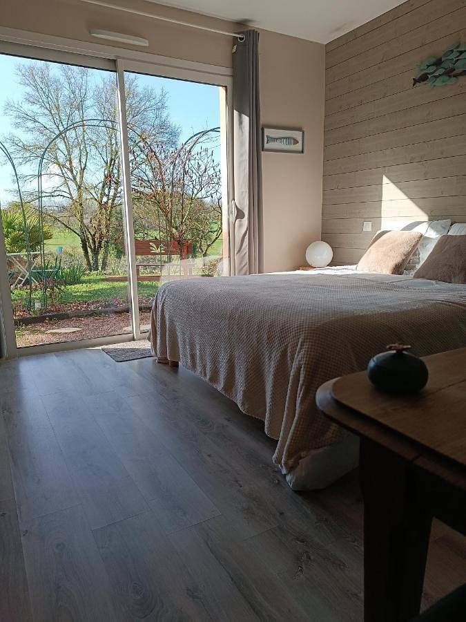 Une escale gourmande- Suite avec terrasse & dîner maison possible in Eyzerac, Périgord Vert