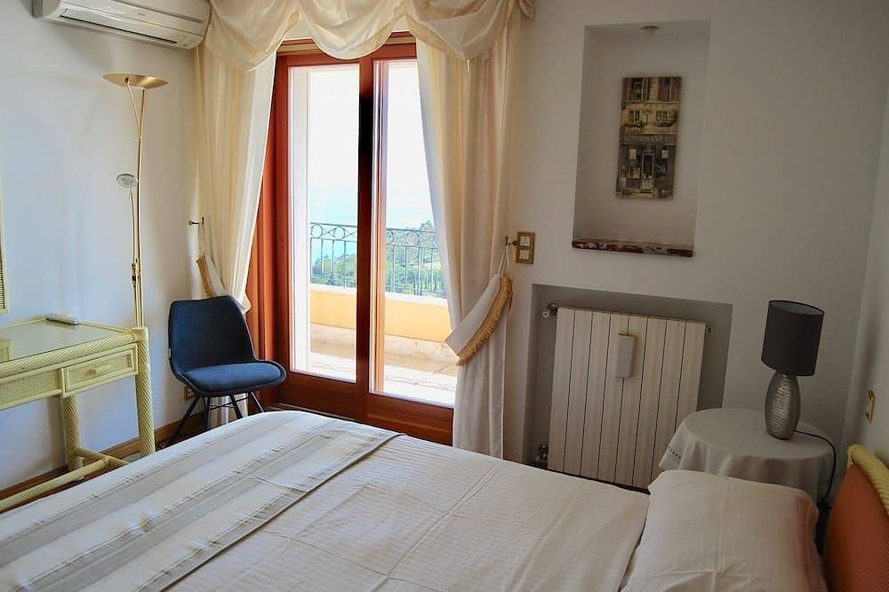 Appartement entier, Superbe penthouse avec vue panoramique sur Eze et le Cap Ferrat in Èze, Région de Nice