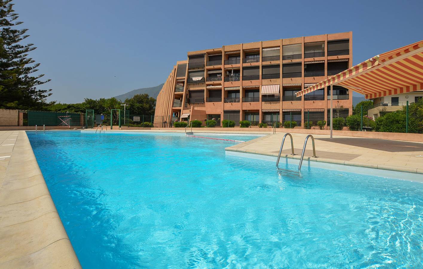 Appartement de vacances entier, Appartement confortable avec piscine, terrasse et parking, à 300 m de la plage et des restaurants in Moriani-Plage, Région de Corte