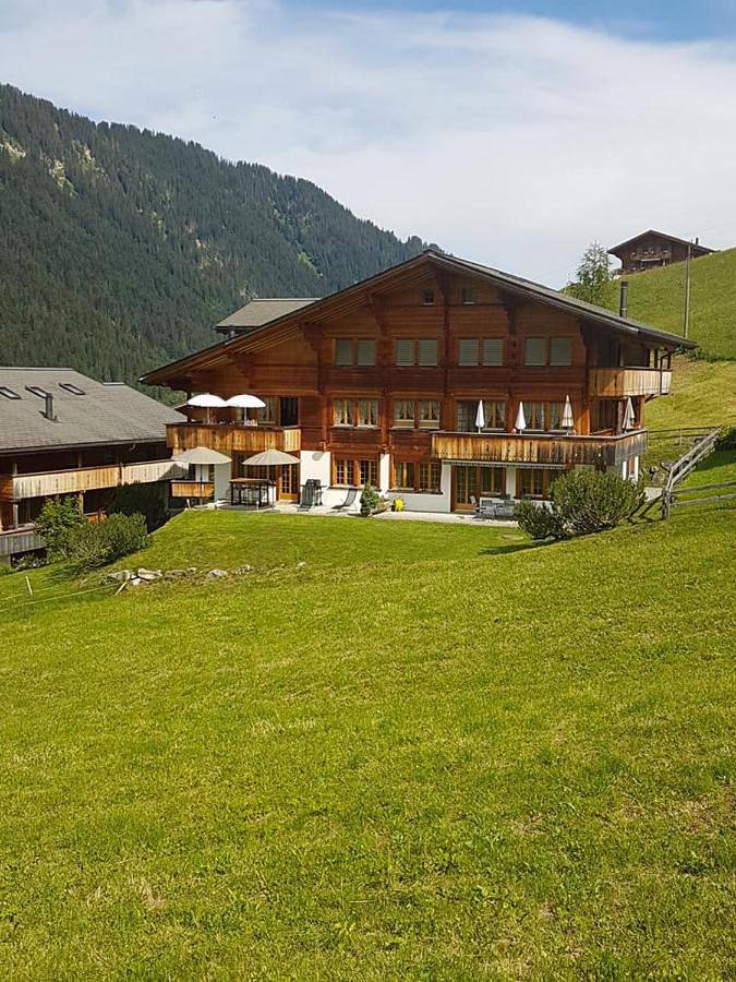 Ferienwohnung für 5 Personen, mit Balkon und Terrasse sowie Garten in Lauenen