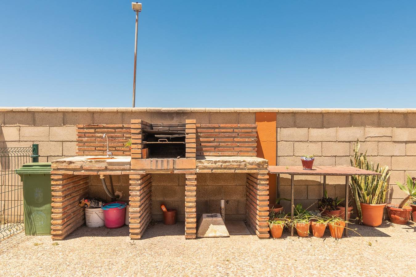 Encantadora casa con piscina, terraza, jardín y Wi-Fi; Mascotas permitidas, estacionamiento disponible in Conil de la Frontera, Costa de la Luz