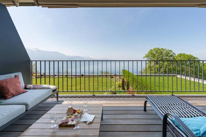 Appartement de vacances pour 4 personnes, avec vue sur le lac ainsi que balcon et piscine