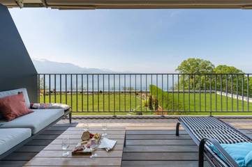 Gîte pour 4 personnes, avec balcon ainsi que piscine et vue sur le lac à Puidoux