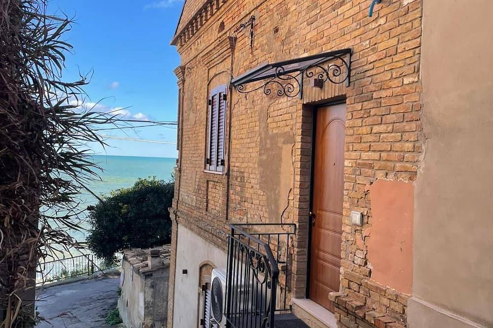 Entire apartment, Ancient Mansion By The Sea App. \"Le Rose\" - Trabocchi View & Private Parking in Marina di San Vito, Chieti Province
