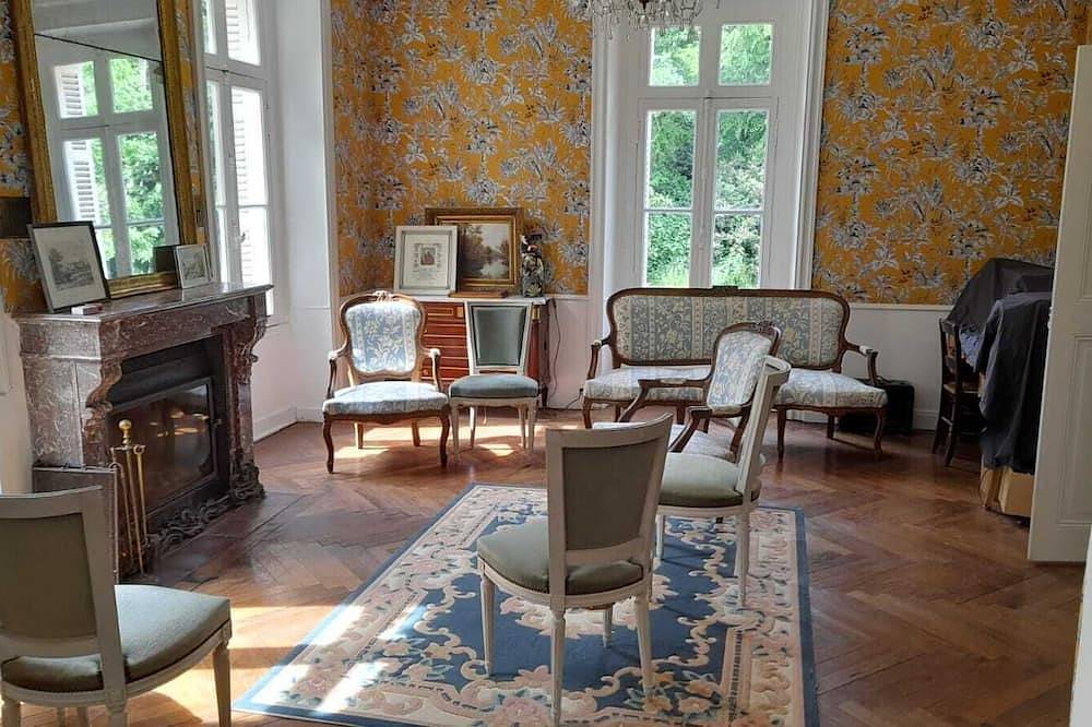 15th and 19th century Chateau on 10ha in the countryside in Issé, Châteaubriant und Umgebung
