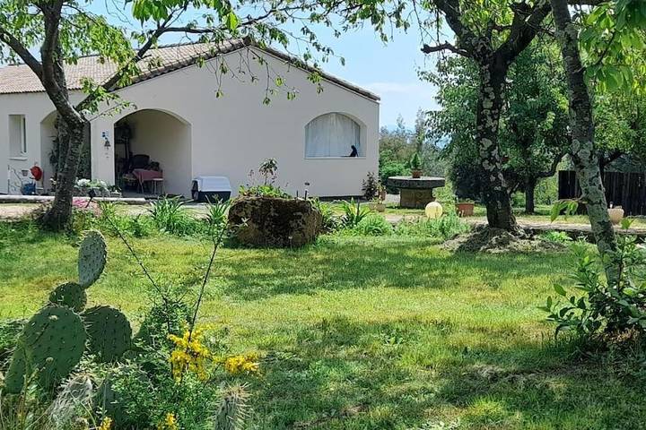 Gîte pour 3 personnes, avec piscine ainsi que jardin et vue, animaux acceptés à Payzac (Ardèche)
