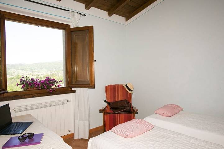 Two Apartments, Private Pool, Walk to Village Restaurants, Sleeps 12, Great view in Castiglione di Garfagnana, Garfagnana