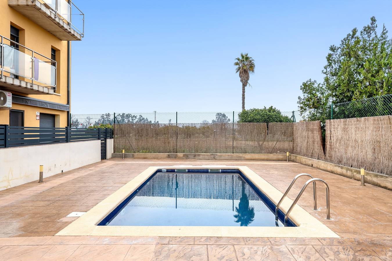 Entire apartment, Apartment 'Viudelta' with Mountain Views, Private Pool, Air Conditioning, and Wi-Fi in Sant Jaume d'Enveja, Delta de l'Ebre