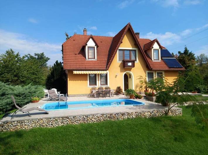 Ferienhaus für 10 Personen, mit Balkon und Terrasse sowie Pool