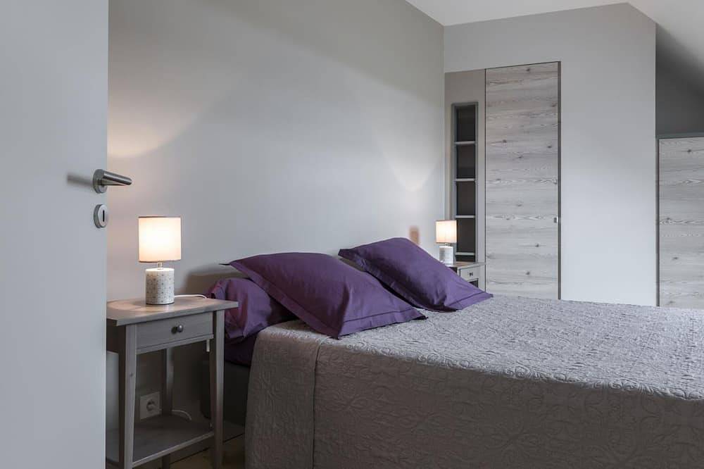 Casa rural renovada en Chapeau con wifi, terraza y aparcamiento in Chapeau (desambiguación), Allier (desambiguación)
