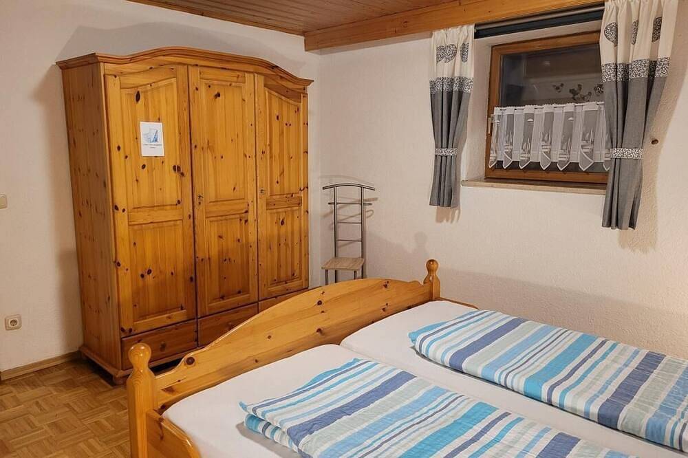 Ganze Wohnung, Gemütliche, ebenerdige Ferienwohnung (60 qm) mit zwei Schlafzimmern in Neunburg vorm Wald, Naturpark Oberpfälzer Wald
