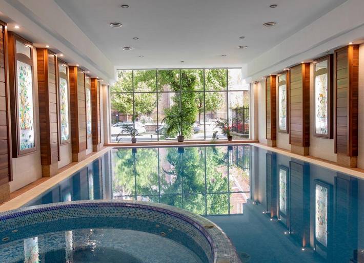 Hotel für 2 Personen, mit Whirlpool und Terrasse sowie Garten und Pool in Budapest