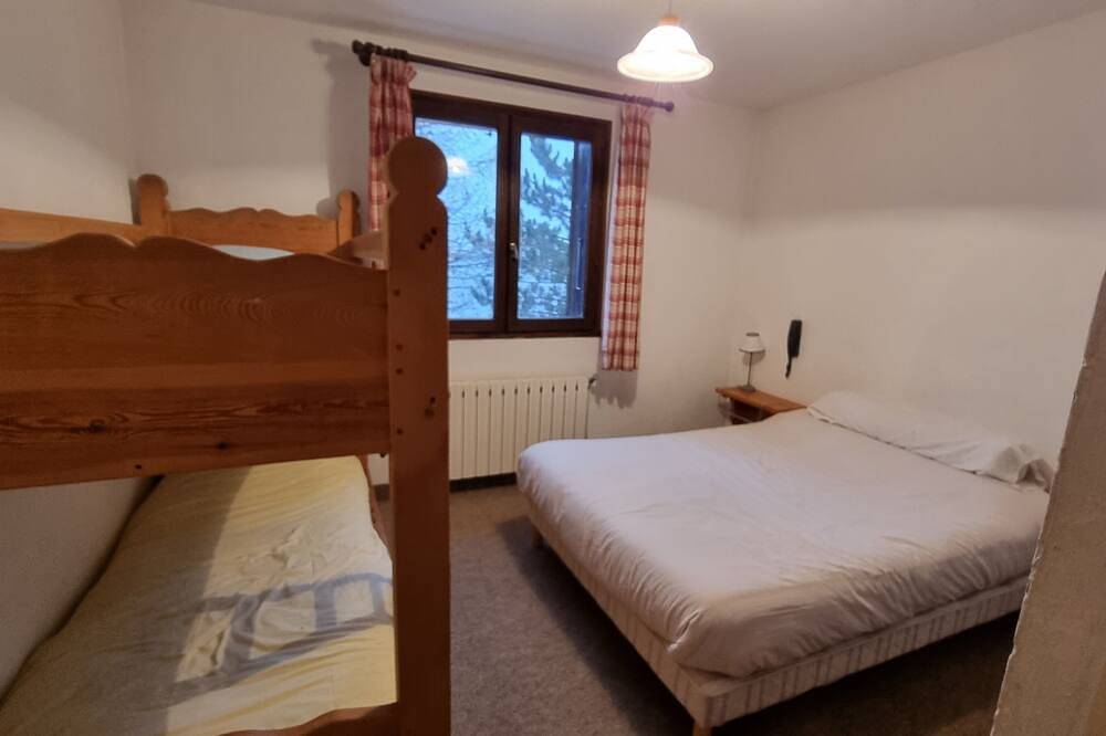 Large chalet with garden in Molines-en-Queyras, sleeps 19, fully equipped. in Molines-en-Queyras, Queyras