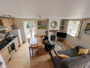 Vacation Rental for 4 Guests in North Petherton, Somerset, Picture 2