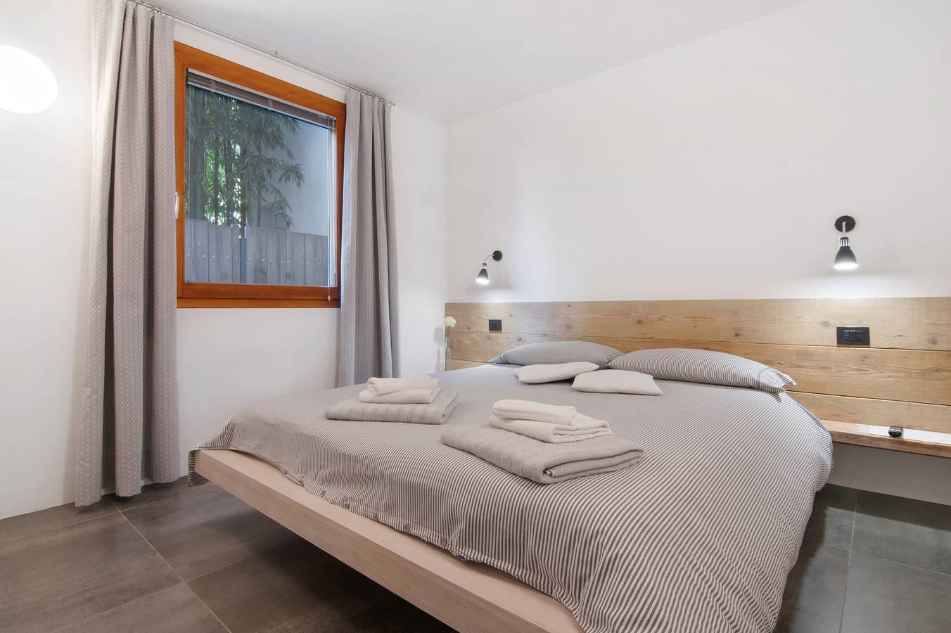 Apartamento inteiro, Apartamento 'Nadia' com vista para o lago, terraço privado e acesso Wi-Fi in Verceia (Village), Verceia