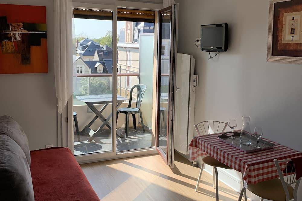 Appartement entier, Studio front de mer Cabourg, vue sur jardin in Cabourg, Région de Caen