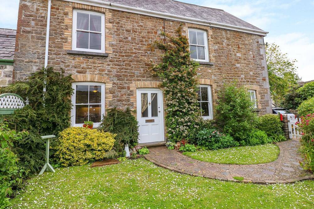 Castle School House, pet friendly, with a garden in Kidwelly in Kidwelly, Carmarthenshire