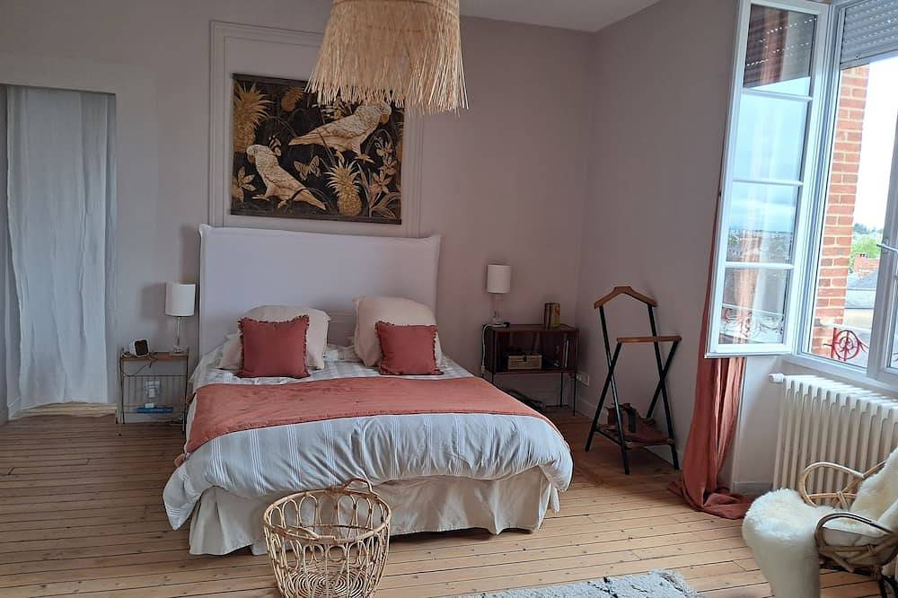 A 1h15 de Paris, Grande Maison de Ville, Piscine Chauffée, Proximité Halage in Laval, Mayenne