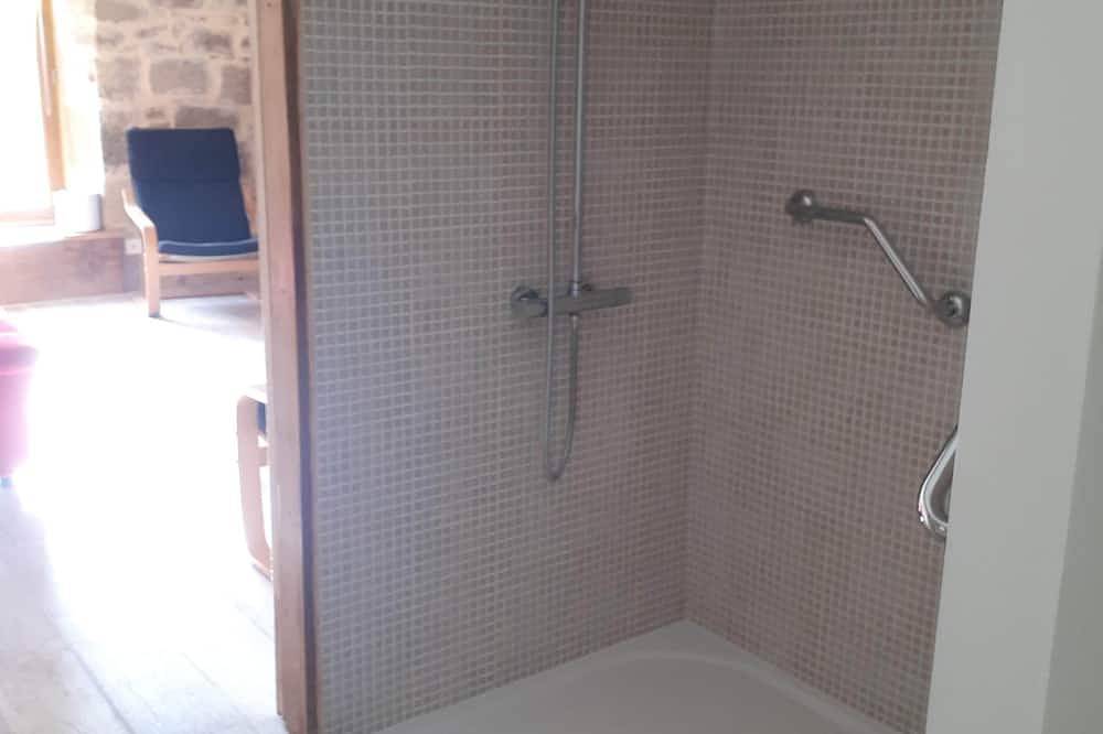 3-bedroom chalet in serene Cardaillac with cool Ac breeze in Cardaillac, Lot