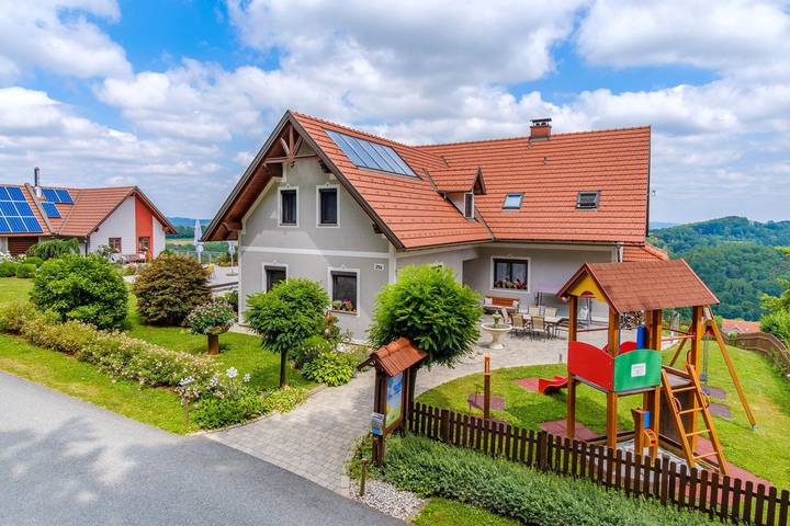 Zimmer für 5 Personen, mit Balkon und Terrasse sowie Garten und Ausblick in der Steiermark