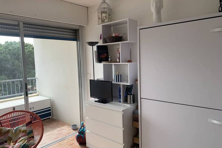 Appartement entier, Studio avec terrasse plein centre ville face à la mer, à 50 mètres de la plage. in Le Lavandou, Parc national de Port-Cros