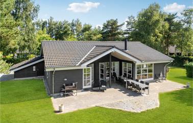 Ferienhaus für 16 Personen, mit Sauna und Terrasse sowie Whirlpool und Garten in Lolland-Falster