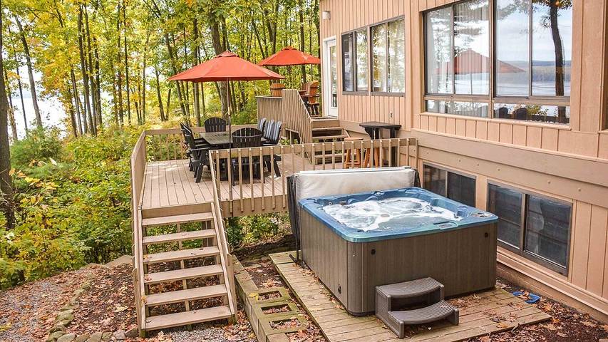 Vacation rental for 14 people, with hot tub and balcony in Seneca Lake