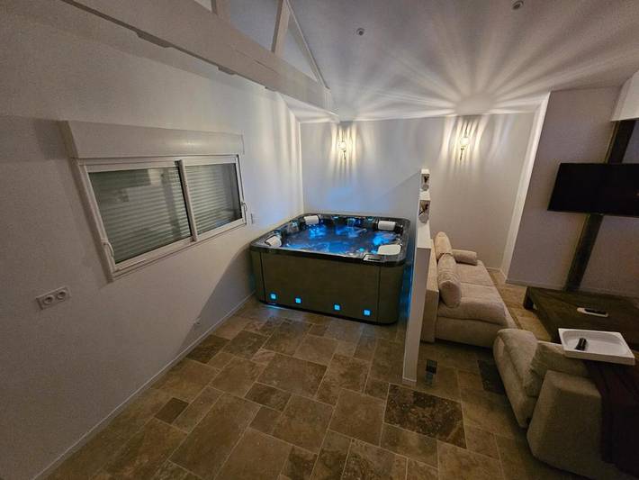 Location de vacances pour 10 personnes, avec Jacuzzi ainsi que Terrasse et Jardin à Couesmes-Vaucé