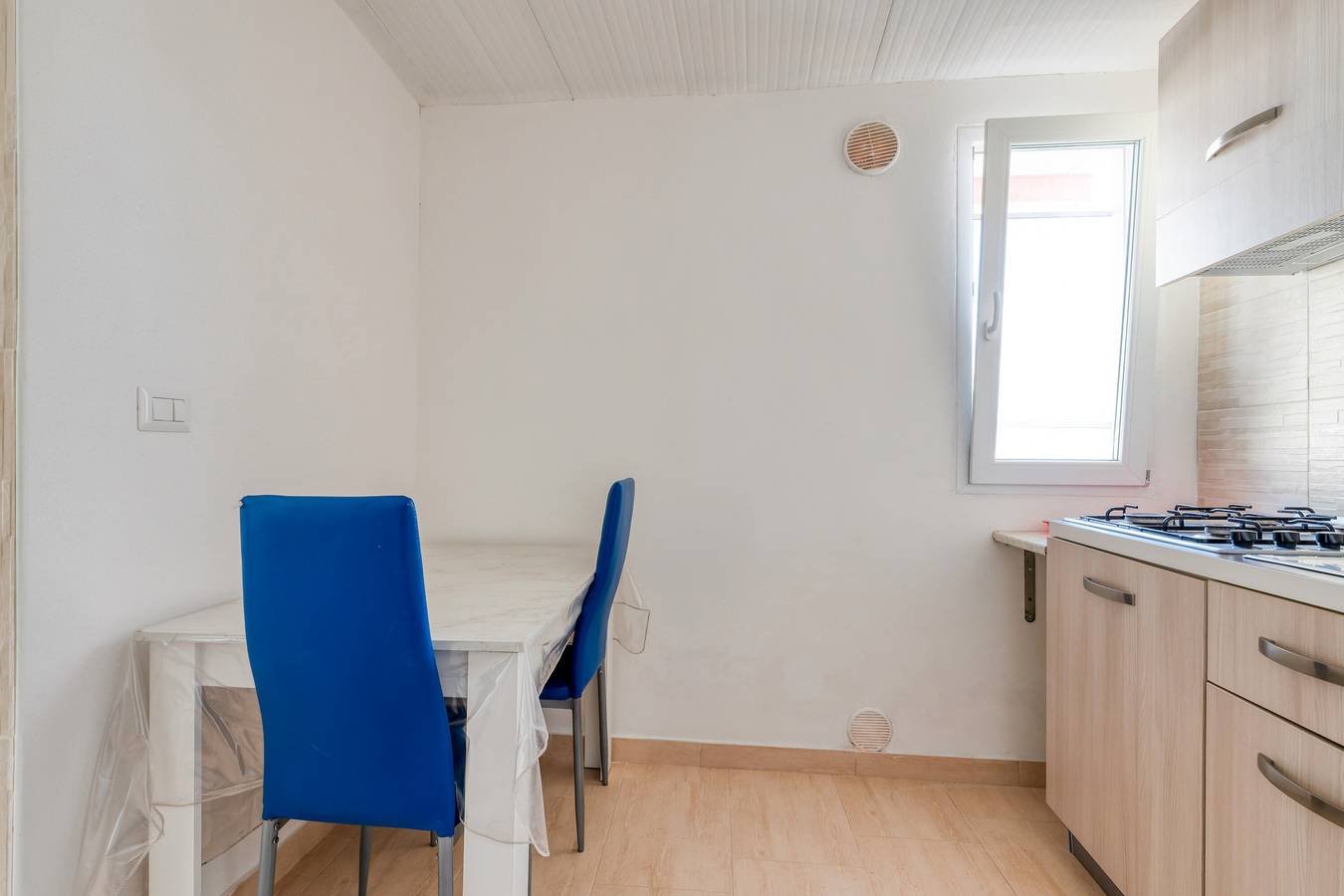 Appartement entier, Appartement 'Florence - Bilocale 1' avec terrasse privée, Wi-Fi et climatisation in Torre Lapillo, Golfe de Tarente