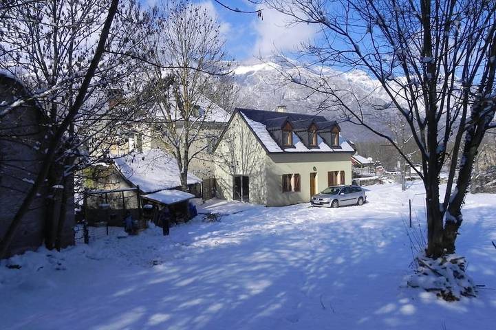 Location de vacances pour 8 personnes, avec Terrasse et Jardin à Boô-Silhen