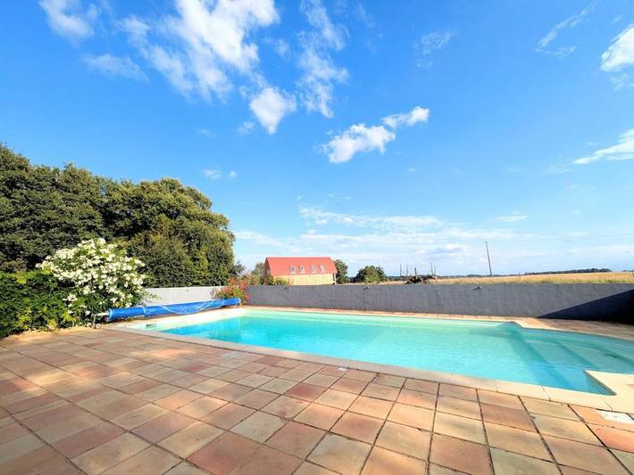 Gîte pour 2 personnes, avec Terrasse et Jardin ainsi que Piscine et Vue à Seissan