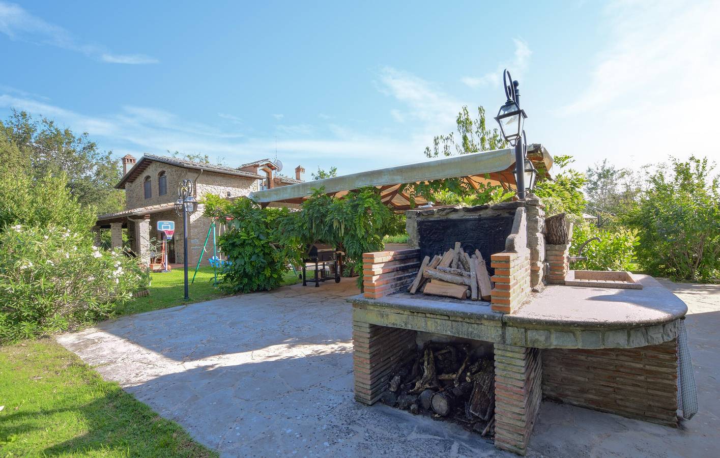 Accogliente appartamento con piscina e giardino vicino alla spiaggia in Arezzo, Provincia di Arezzo