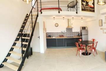 Gîte pour 4 personnes, avec terrasse et vue à Quinson