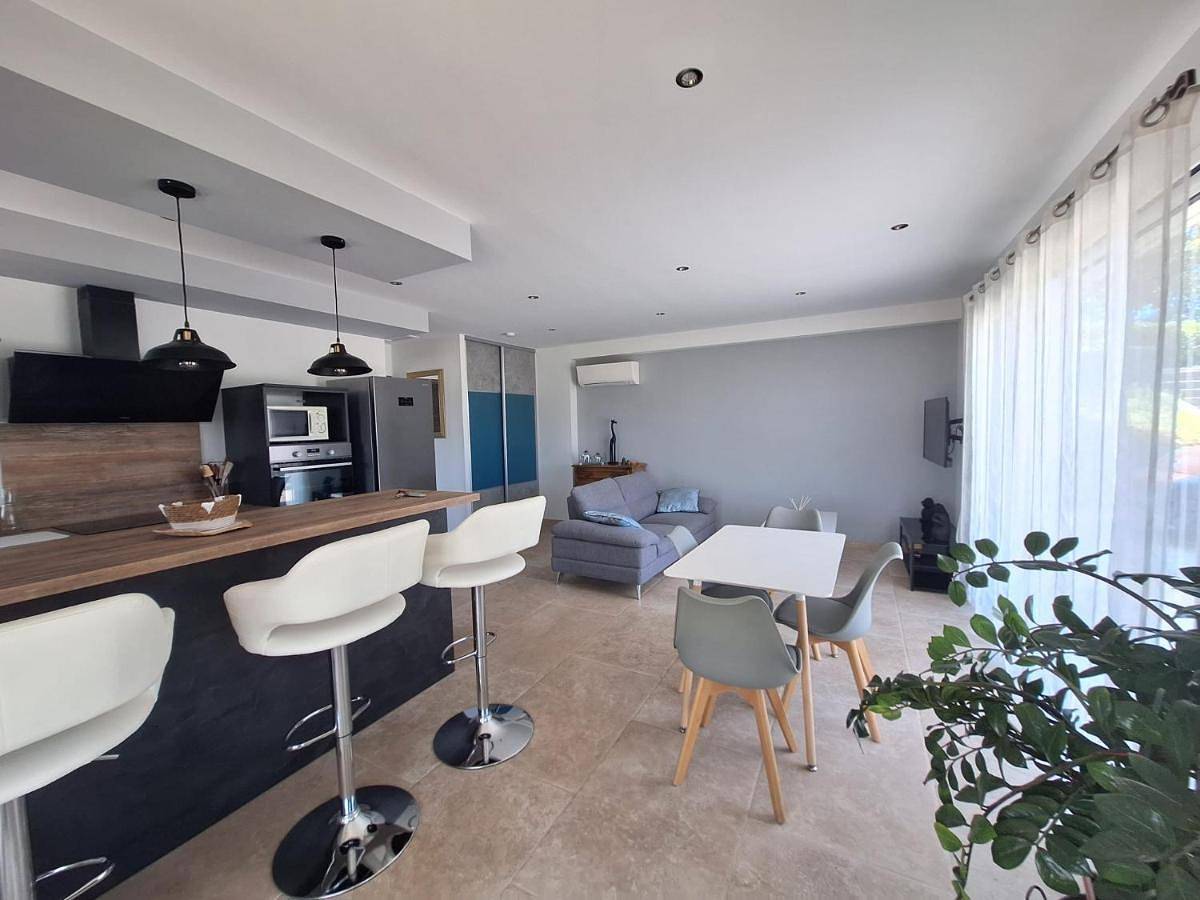 Appartement entier, One-Bedroom Apartment in Sainte-Tulle, Parc naturel régional du Luberon