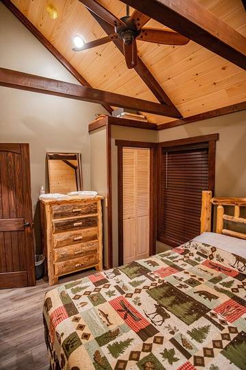 Log Cabin for 3 Guests in Adirondack Mountains, New York State, Picture 3